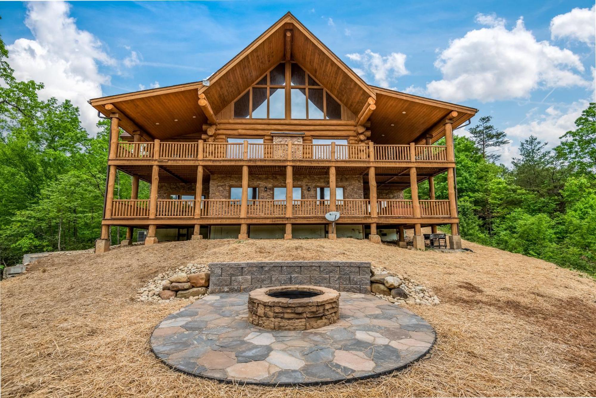 Big Bear Ridge Lodge - Breathtaking Mountain Views And Private Forest Scenes In Amazing Large Log Cabin Gatlinburg Exterior photo